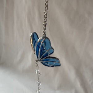 Papillon bleu suspendu