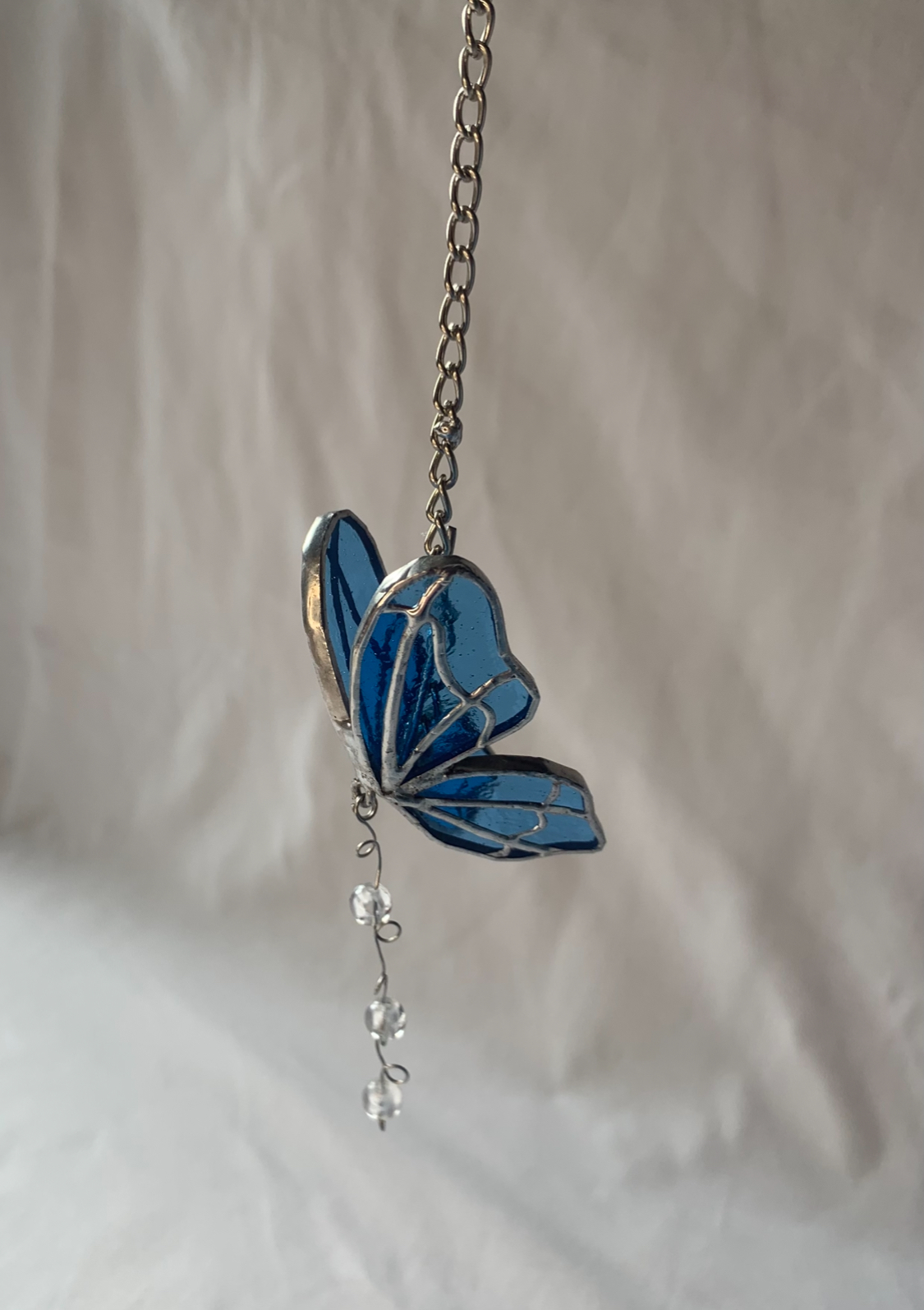 Papillon bleu suspendu