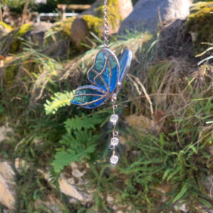 Papillon bleu suspendu
