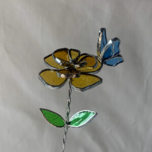 Rose jaune avec papillon bleu