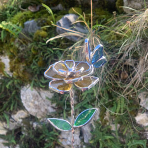 Rose jaune avec papillon bleu